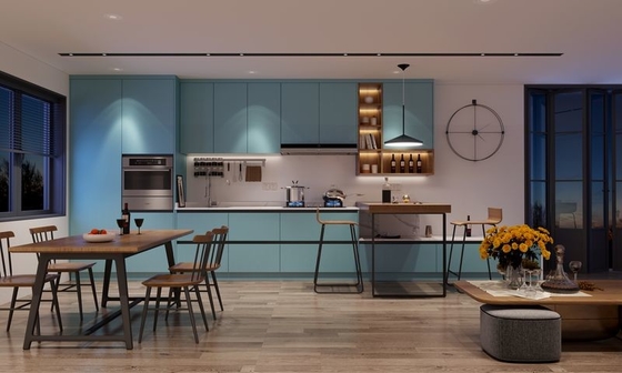 Vibrante cucina in stile europeo con design elegante e porte blu lacustre
