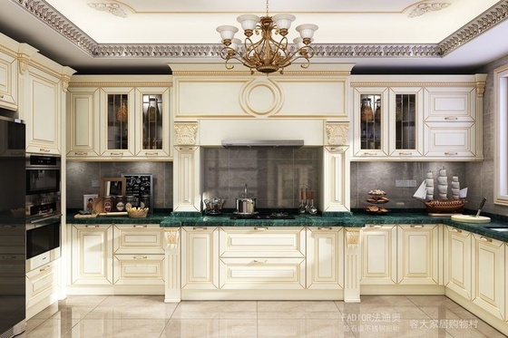 Arredamento di cucina in acciaio inossidabile opulento e raffinato con piano da lavoro in marmo verde profondo e porte morbide