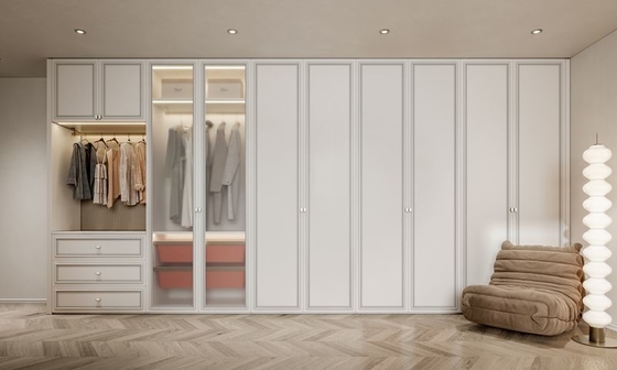 Armadio minimalista moderno con eleganti pannelli bianchi per porte e attrezzature da bagno