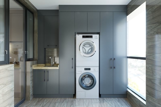 Eleganti armadietti modulari in grigio meridiano con soluzioni di stoccaggio multiple